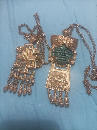 Colgantes dorados con máscara azteca