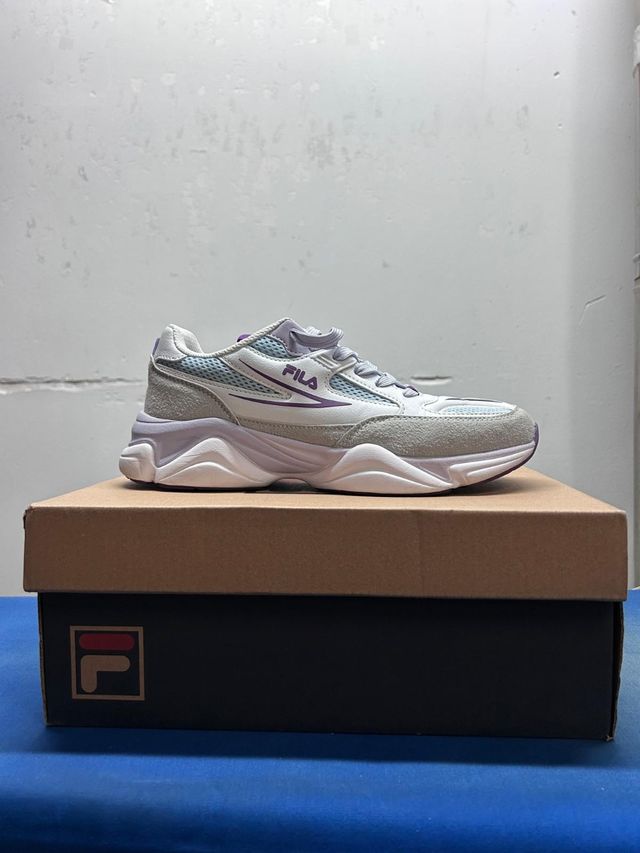 Zapatillas Fila blancas y moradas