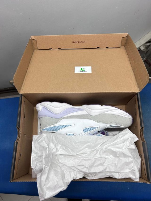 Zapatillas Fila blancas y moradas