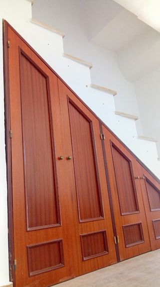 Estructura bajo escalera - Madera