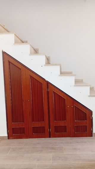 Estructura bajo escalera - Madera