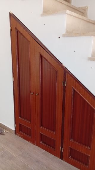 Estructura bajo escalera - Madera