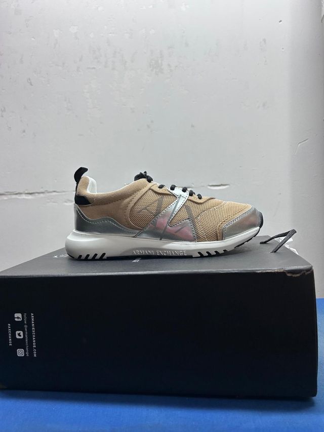 Zapatillas Armani Exchange beige y plata