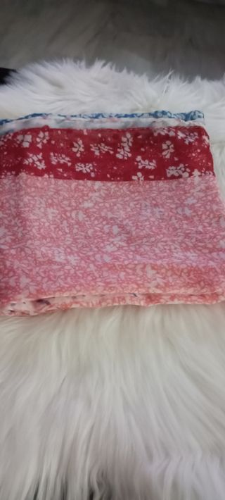 Pañuelo estampado rosa y rojo