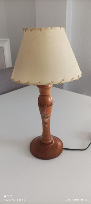 Lámpara madera vintage. Entrega en mano.
