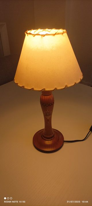 Lámpara madera vintage. Entrega en mano.