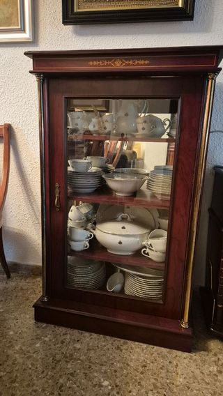 Vitrina antigua madera con Vajilla exclusiva