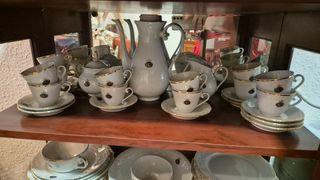 Vitrina antigua madera con Vajilla exclusiva