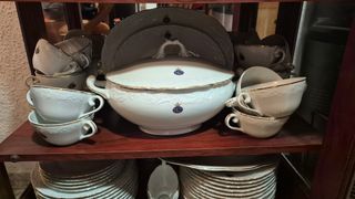 Vitrina antigua madera con Vajilla exclusiva