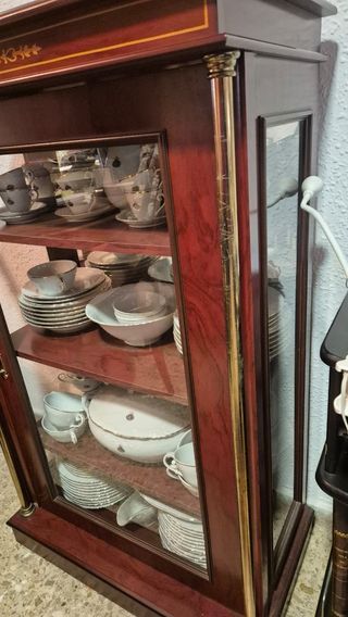 Vitrina antigua madera con Vajilla exclusiva
