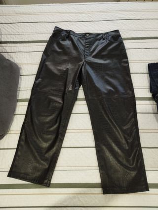 Pantalones piel negra efecto cocodrilo