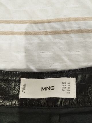 Pantalones piel negra efecto cocodrilo