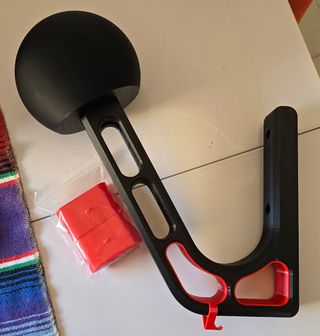 Colgador pared para casco y mono de moto