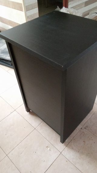 Estanteria negra de madera
