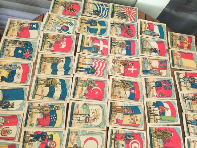 62 Cromos de la colección Banderas Universo