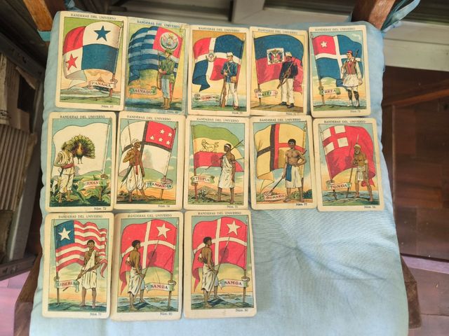 62 Cromos de la colección Banderas Universo