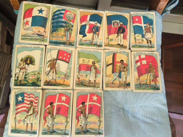 62 Cromos de la colección Banderas Universo