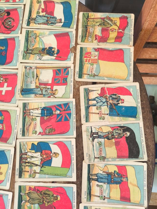 62 Cromos de la colección Banderas Universo