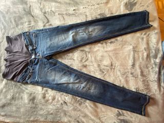 Pantalones premamá rotos tiro alto