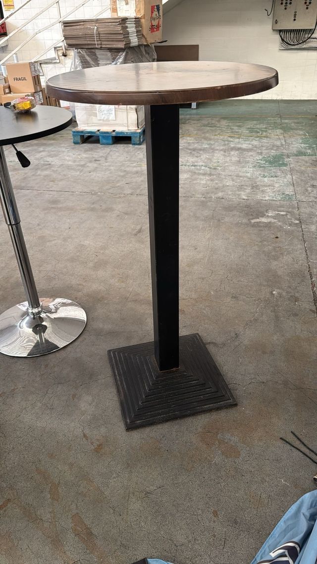 Mesa alta moderna - marrón y negra