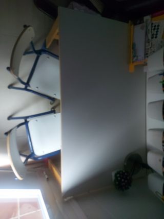 Mesa infantil + 2 sillas