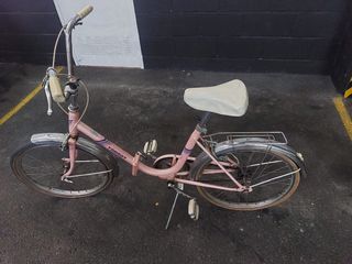 Bicicleta clásica rosa, se dobla