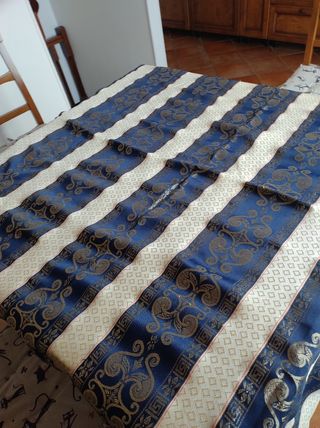 Tovaglia ricamata blu e beige