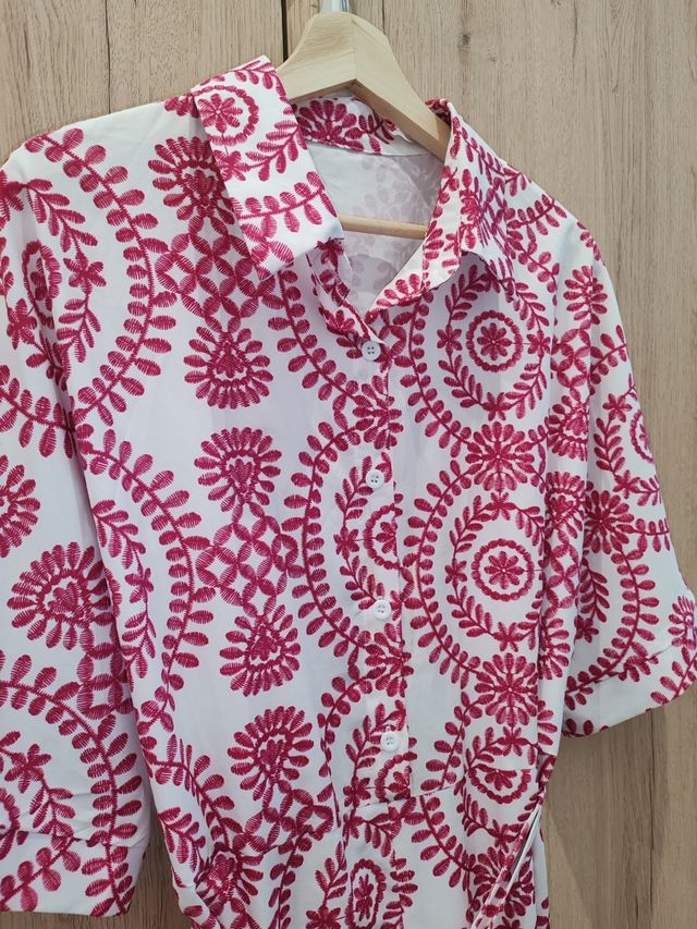 Mono blanco y rosa estampado