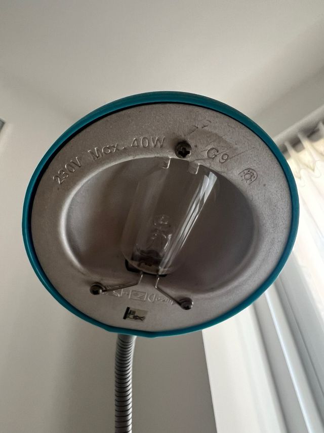 Lampada alogena da scrivania o comodino