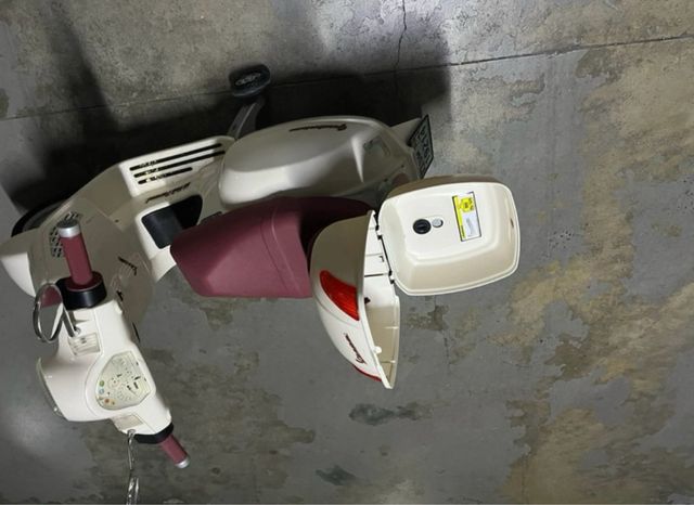 Vespa Eléctrica Infantil
marca pep perego 