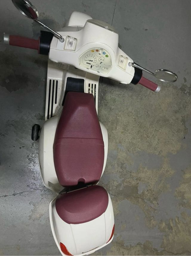 Vespa Eléctrica Infantil
marca pep perego 