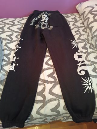 Pantalones deportivos negros con dibujos blanco