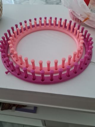 Telar circular de punto: rosa y morado