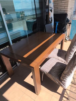 Mesa y sillas 