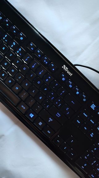 TECLADO TRUST 17369 ELIGHT LED ILUMINADO 