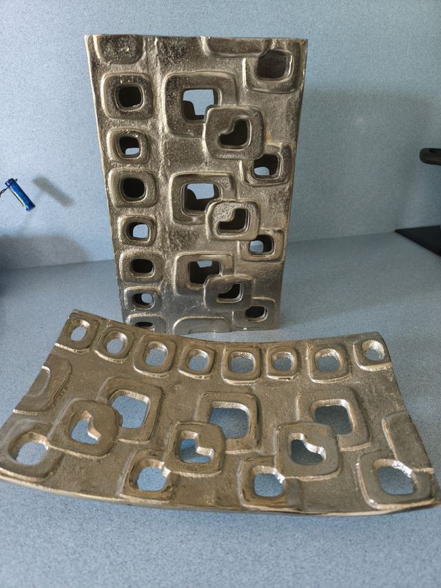 Jarrón y bandeja metal. Decoración