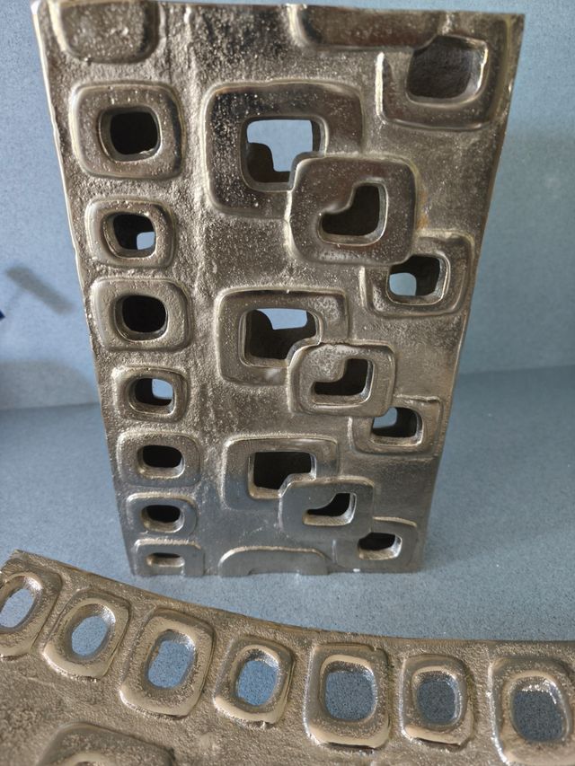 Jarrón y bandeja metal. Decoración