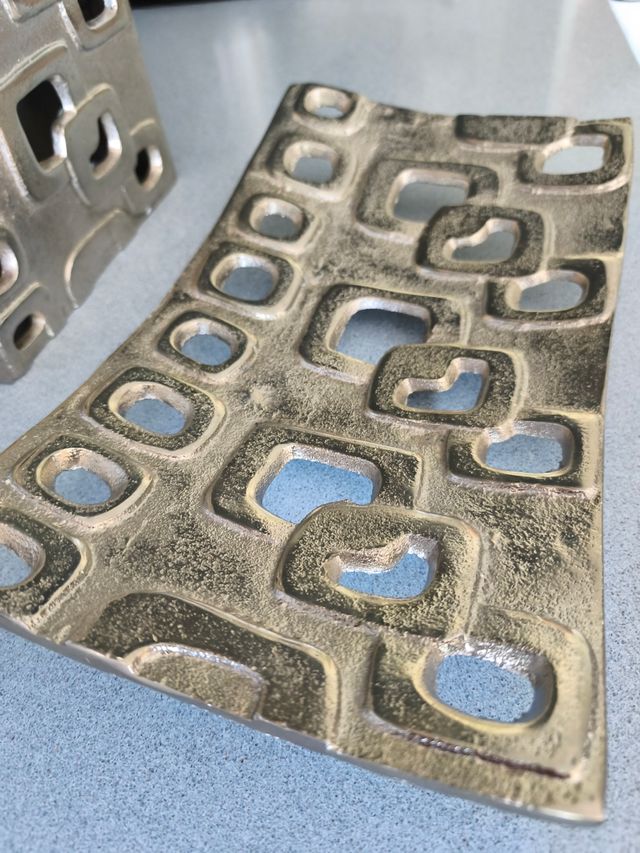 Jarrón y bandeja metal. Decoración