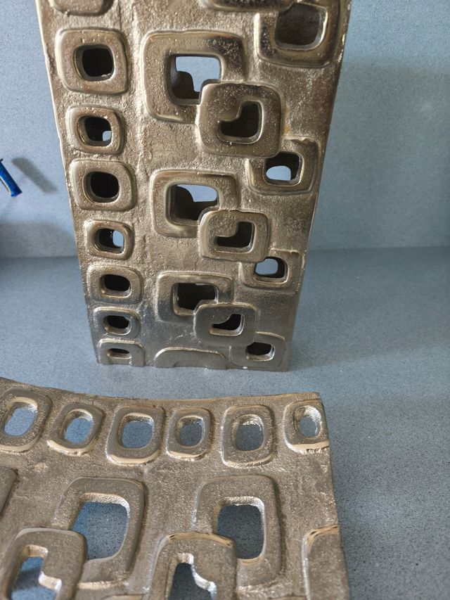 Jarrón y bandeja metal. Decoración