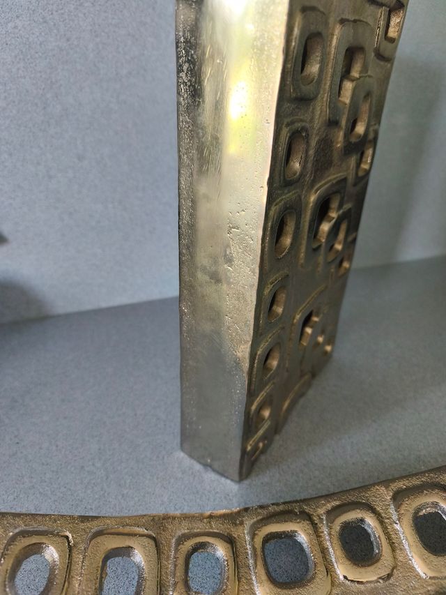 Jarrón y bandeja metal. Decoración