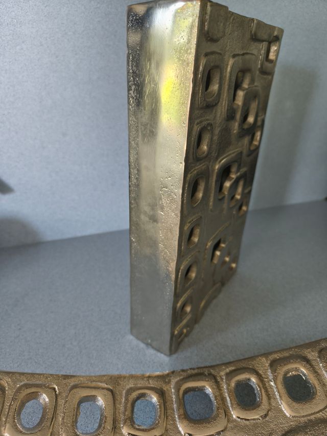 Jarrón y bandeja metal. Decoración