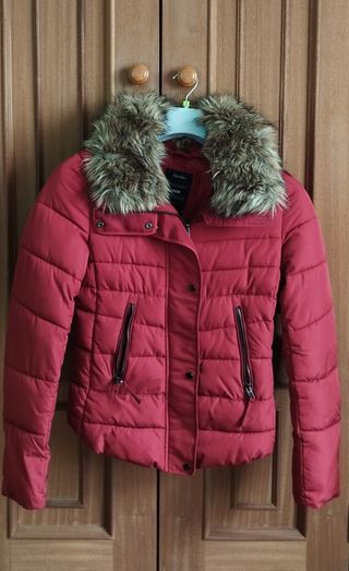 Cazadora roja acolchada con cuello de pelo