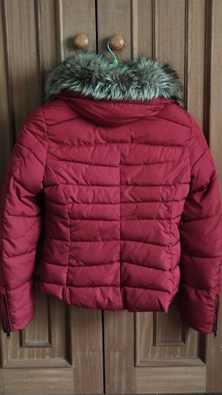 Cazadora roja acolchada con cuello de pelo