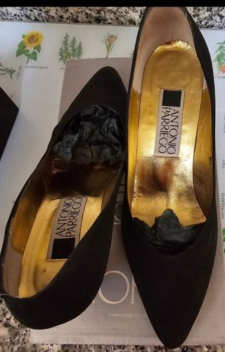 Zapatos  Fiesta Dorados 38
Cada par 25 EUR.