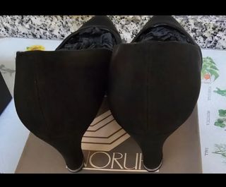 Zapatos  Fiesta Dorados 38
Cada par 25 EUR.