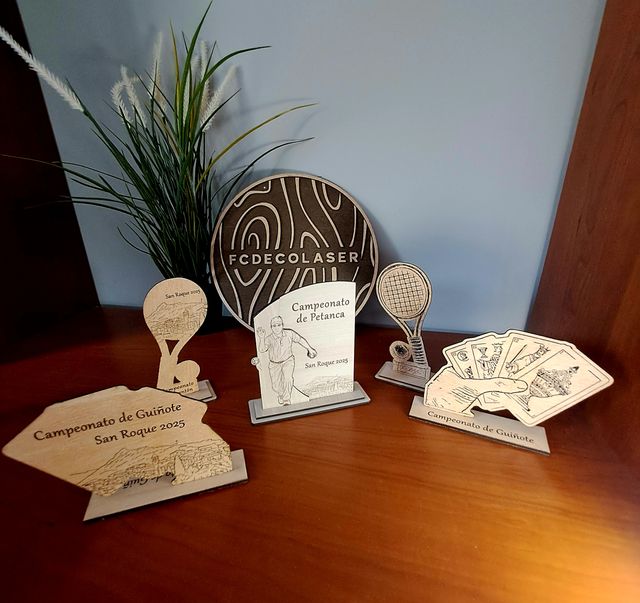 Trofei in legno personalizzati e incisi