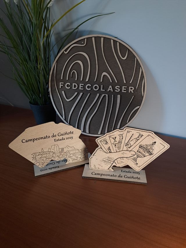 Trofei in legno personalizzati e incisi