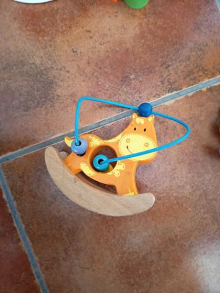 Juguetes bebé: sonajero, clasificador y caballito