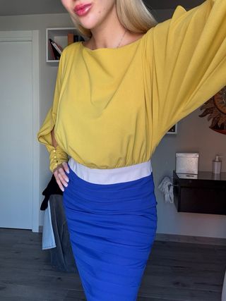 Vestito giallo e blu elegante