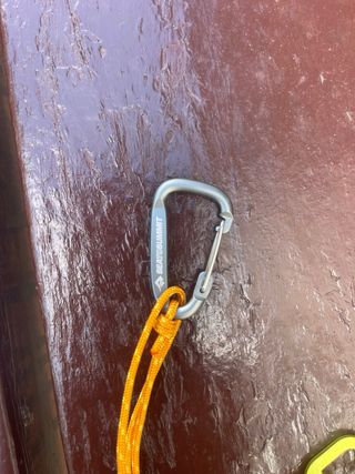 Mosquetón SEATOUSUMMIT y cordino de seguridad.